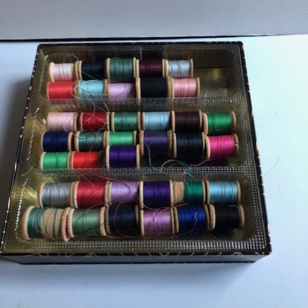 Vintage Tin of Multicolored Threads for Sewing Embroidery Decoration Collectible